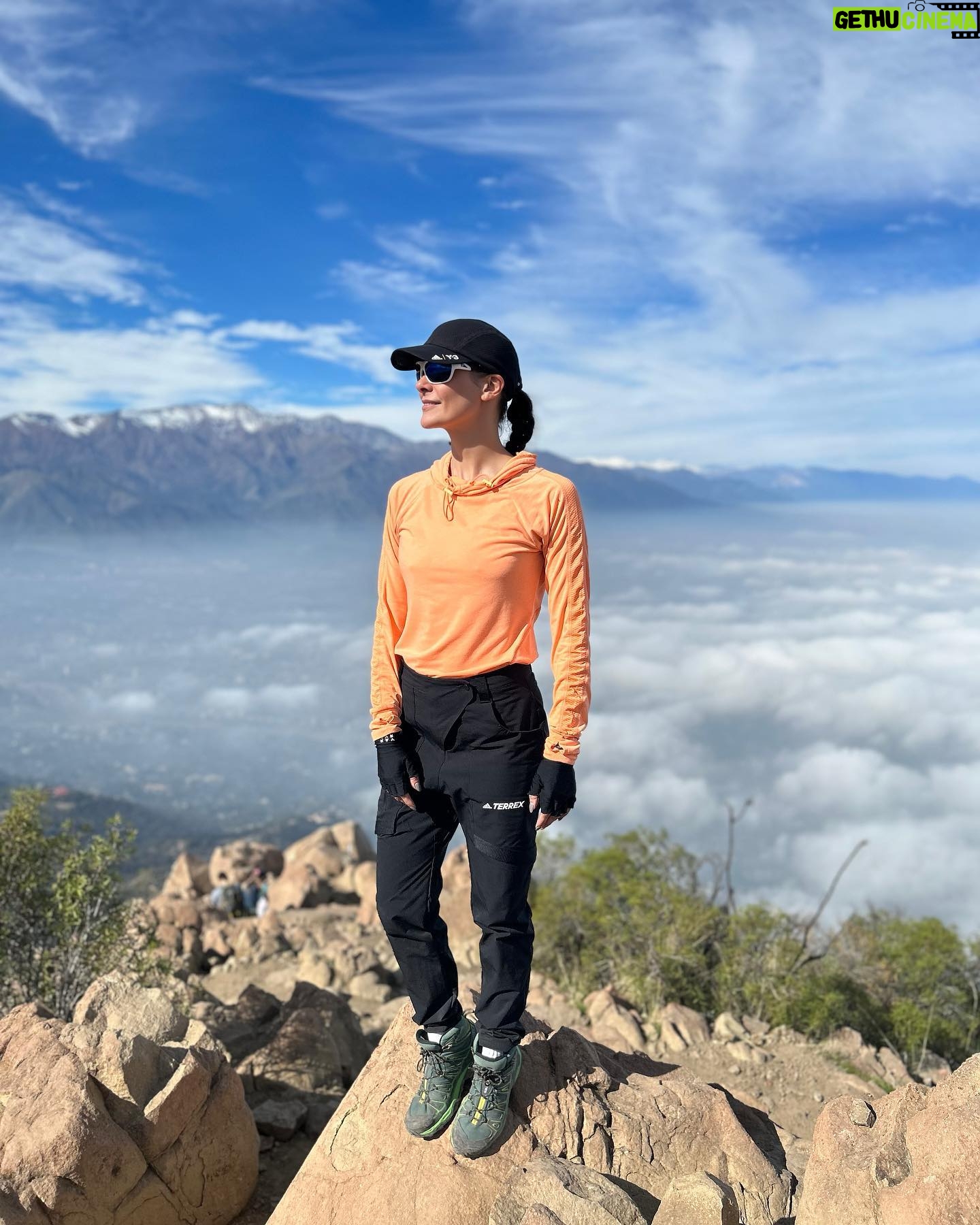 Tonka Tomicic Instagram - Cuando en #santiago esta nublado, en la cumbre del #manquehue hay 🌞 Deseo cumplido!
