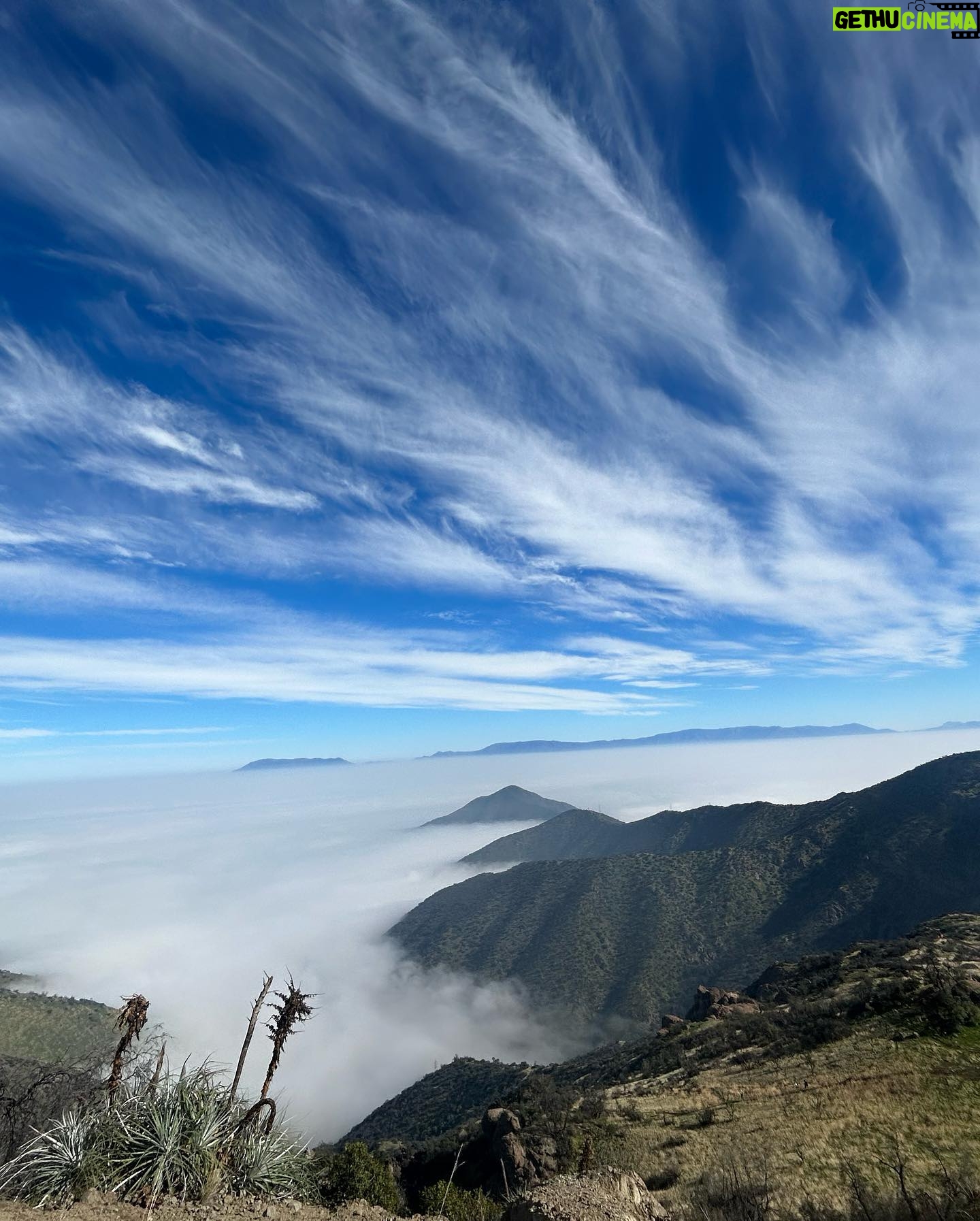 Tonka Tomicic Instagram - Cuando en #santiago esta nublado, en la cumbre del #manquehue hay 🌞 Deseo cumplido!