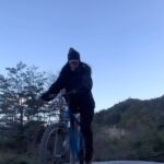 Tonka Tomicic Instagram - Día 8 #findelacarreteraaustral La ruta 7 se termina en el kilómetro 1.247, en la Bahía Bahamondes y al mismo tiempo comienza, es el kilómetro 0, todo depende del punto de vista y para continuar hacia el sur solo es posible hacerlo a través del lago O’Higgins para llegar a campos de hielo. El camino lo hice en bicicleta, son 8 kilómetros desde villa hasta el hito y tengo que admitir que en la mitad estaba arrepentida 🤣 pero continué, al final del día, el frío y el viento traspasan la ropa pero el paisaje es sublime! Me demoré mas de lo habitual para sacar las tomas del video, pero creo que hacer ese último pedacito de la #ruta7 en bici es #loquehayquehacer #villaohiggins #carreteraaustral #patagonia
