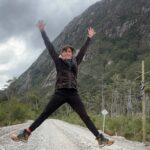 Tonka Tomicic Instagram - Día 7 De #caletatortel a #villaohiggins Un viaje luminoso, el sol acompañó y ayudó en la ruta ya que es complicada. La sensación de estar acercándose al final de la carretera austral y empezar a lograrlo, pero sin expectativas, el que se apura pierde el tiempo en la Patagonia, como dice el dicho! La toma larga corresponde al #riopascua un camino muy poco transitado, quise conocerlo y recordar que se querían construir tres centrales hidroeléctricas en el pascua y dijimos no a hidroaysen 💪🏻 La luminosidad es única camino a Villa O’Higgins, todo es tan prístino, los colores vibran no se alcanza a reflejar en las imágenes hay que vivirlo. Dato: la barcaza es gratuita tiene horarios de baja y alta temporada, es por orden de llegada. Me demoré en total con la visita a pascua 7 horas desde que salí de Tortel. ♥️🇨🇱🌊