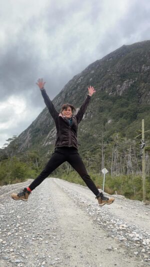 Tonka Tomicic Instagram - Día 7
De #caletatortel a #villaohiggins 
Un viaje luminoso, el sol acompañó y ayudó en la ruta ya que es complicada. La sensación de estar acercándose al final de la carretera austral y empezar a lograrlo, pero sin expectativas, el que se apura pierde el tiempo en la Patagonia, como dice el dicho! La toma larga corresponde al #riopascua un camino muy poco transitado, quise conocerlo y recordar que se querían construir tres centrales hidroeléctricas en el pascua y dijimos no a hidroaysen 💪🏻
La luminosidad es única camino a Villa O’Higgins, todo es tan prístino, los colores vibran no se alcanza a reflejar en las imágenes hay que vivirlo.
Dato: la barcaza es gratuita tiene horarios de baja y alta temporada, es por orden de llegada. Me demoré en total con la visita a pascua 7 horas  desde que salí de Tortel.
♥️🇨🇱🌊
