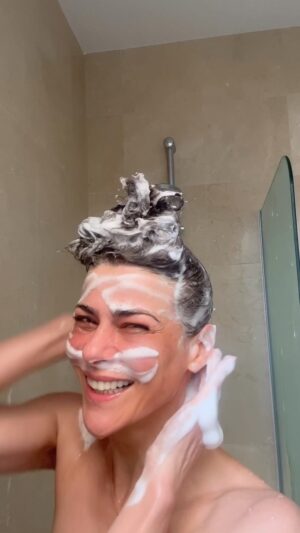 Tonka Tomicic Instagram - Mi primer tutorial 🎥 🚿
Para contarles parte de mi rutina y algunos secretos.
#phd #triplebondcomplex