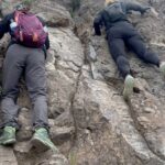 Tonka Tomicic Instagram - Y llegamos al #pochoco 1.804 m. Laaarga caminata, desafiante y muy entretenida! El esfuerzo siempre es compensado cuando llegamos a la cima pero quedaba lo más complicado: bajar. Comparto algunas de las hermosas flores que embellecen el camino. #equipo 💪🏻♥️⛰️