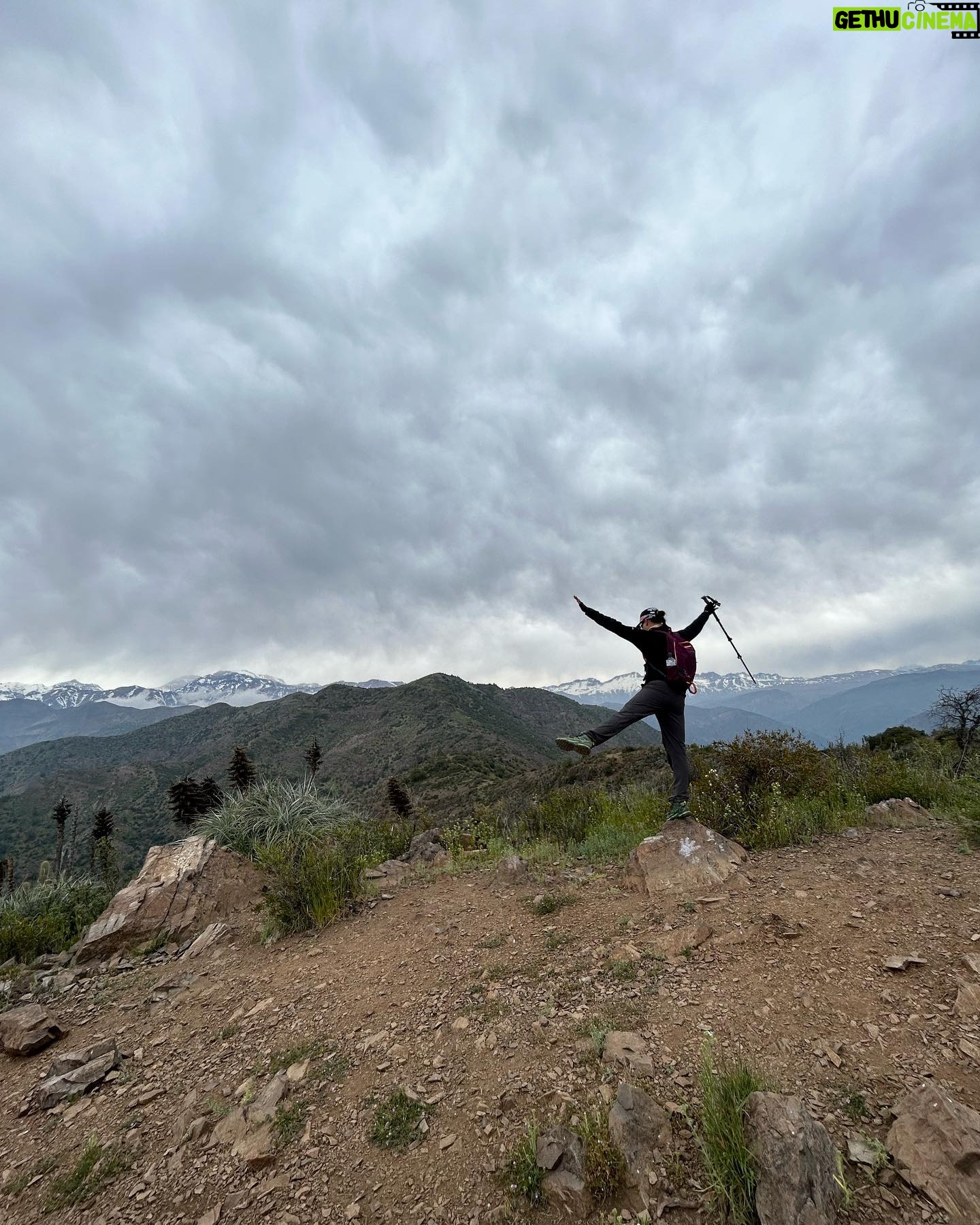 Tonka Tomicic Instagram - Y llegamos al #pochoco 1.804 m. Laaarga caminata, desafiante y muy entretenida! El esfuerzo siempre es compensado cuando llegamos a la cima pero quedaba lo más complicado: bajar. Comparto algunas de las hermosas flores que embellecen el camino. #equipo 💪🏻♥️⛰️