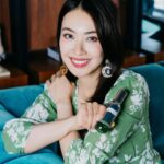 Tracy Chu Instagram – 上次在 LA MER 品牌活動中體驗到 全新 THE LIFTING FIRMING SERUM 提升緊緻精華,配方中加入了全新重整結構酵母,並結合 LA MER 核心成分 Miracle Broth™️ 活膚精華,促進膠原蛋白的製造和密度,有助於皮膚結構變得更強韌。精華質感輕盈絲滑,只需輕輕按壓,很快便被皮膚吸收,而且一點也不黏笠。日常工作繁忙與壓力,會影響身體休息之餘,同時亦會影響皮膚狀況,用了一個星期左右,面龐及眼部四周肌膚感覺緊致亮澤,猶如經過深層休息之後,重拾飽滿肌膚。
每晚休息前花一點時間按摩,好好幫助眼部四周、雙頰、下顎,法令紋、下巴等部位皮膚做運動,再利用溫暖的掌心將精華由下顎線輕輕向上塗抹,讓肌膚充分吸收後再好好休息迎接下一個工作天。
了解更多:https://bit.ly/467wUUN
@LaMerHKOfficial #LaMerLiftingFirmingSerum #MiracleBroth #LaMerLift #LaMerHK @carlyleandco