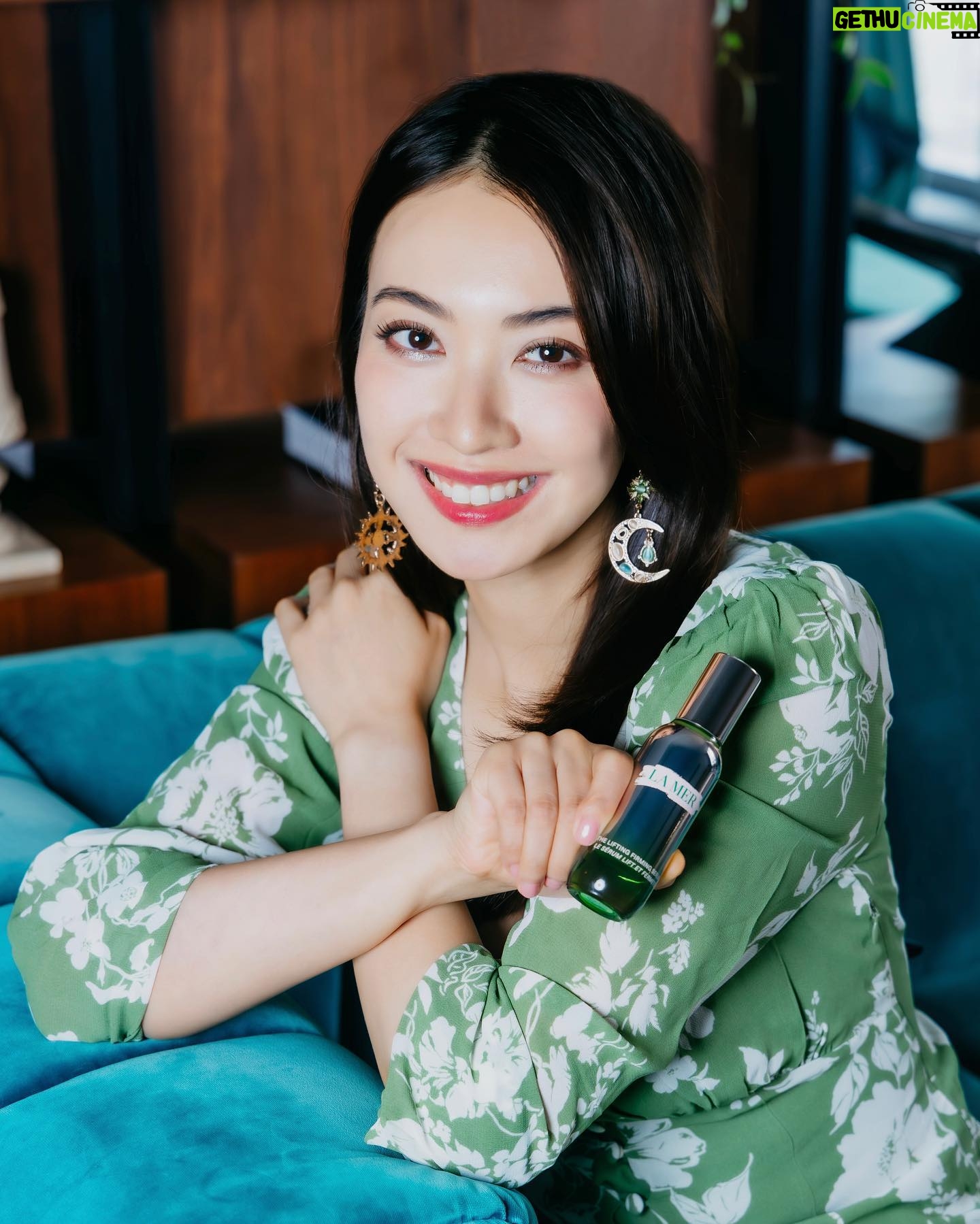 Tracy Chu Instagram - 上次在 LA MER 品牌活動中體驗到 全新 THE LIFTING FIRMING SERUM 提升緊緻精華,配方中加入了全新重整結構酵母,並結合 LA MER 核心成分 Miracle Broth™️ 活膚精華,促進膠原蛋白的製造和密度,有助於皮膚結構變得更強韌。精華質感輕盈絲滑,只需輕輕按壓,很快便被皮膚吸收,而且一點也不黏笠。日常工作繁忙與壓力,會影響身體休息之餘,同時亦會影響皮膚狀況,用了一個星期左右,面龐及眼部四周肌膚感覺緊致亮澤,猶如經過深層休息之後,重拾飽滿肌膚。 每晚休息前花一點時間按摩,好好幫助眼部四周、雙頰、下顎,法令紋、下巴等部位皮膚做運動,再利用溫暖的掌心將精華由下顎線輕輕向上塗抹,讓肌膚充分吸收後再好好休息迎接下一個工作天。 了解更多:https://bit.ly/467wUUN @LaMerHKOfficial #LaMerLiftingFirmingSerum #MiracleBroth #LaMerLift #LaMerHK @carlyleandco