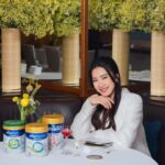 Tracy Chu Instagram - 好開心有幸參與【荷蘭皇家美素佳兒®️ x 米芝蓮星廚天然珍稀盛宴 】，有米芝蓮星廚炮製嘅星級菜餚，每一道菜都係以荷蘭皇家美素佳兒®️入饌，當中有天然第一層乳脂精華，又有營養又好味。原來一罐優質奶粉，係需要比到媽媽「望、聞、品、沖」極緻高端體驗🥰！ ⭐️「望」：粉質細膩，就好似沙畫嘅幼細同流動 ⭐️「聞」：牛奶有純正奶香 ⭐️「品」：牛奶無添加蔗糖及雲呢拿香料，味道天然，容易入口 ⭐️「沖」：親身體驗同見證奶粉入水即溶，唔會有結塊問題 見到在場嘅各位媽媽同 #小小品奶師 玩得咁開心，食得咁滋味，健康活潑，我都覺得好窩心，好希望我肚入面嘅小朋友之後都可以一樣❤️ Thanks for having me @friso_hk #米芝蓮 #星級奶粉 #皇家美素佳兒