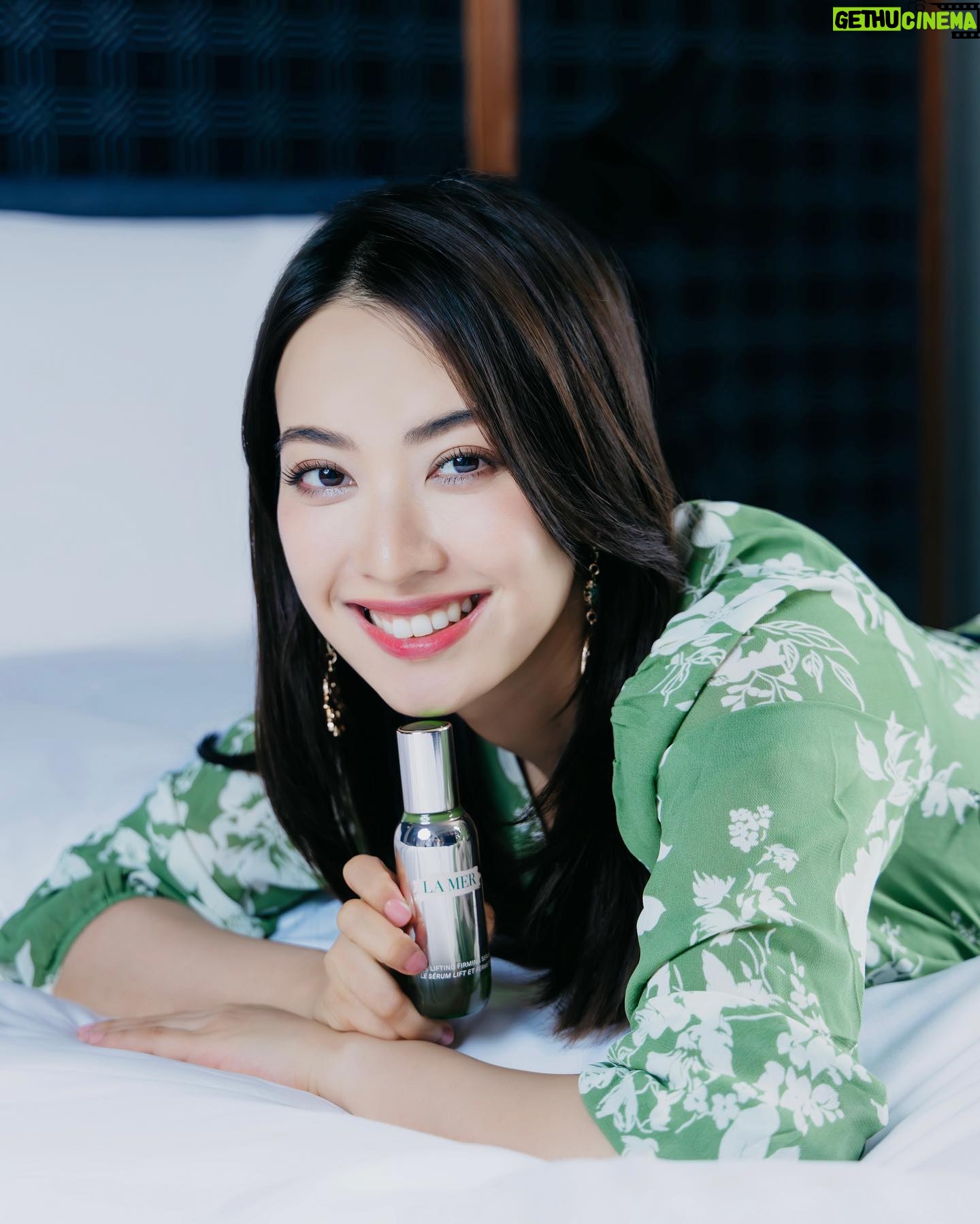 Tracy Chu Instagram - 上次在 LA MER 品牌活動中體驗到 全新 THE LIFTING FIRMING SERUM 提升緊緻精華,配方中加入了全新重整結構酵母,並結合 LA MER 核心成分 Miracle Broth™️ 活膚精華,促進膠原蛋白的製造和密度,有助於皮膚結構變得更強韌。精華質感輕盈絲滑,只需輕輕按壓,很快便被皮膚吸收,而且一點也不黏笠。日常工作繁忙與壓力,會影響身體休息之餘,同時亦會影響皮膚狀況,用了一個星期左右,面龐及眼部四周肌膚感覺緊致亮澤,猶如經過深層休息之後,重拾飽滿肌膚。 每晚休息前花一點時間按摩,好好幫助眼部四周、雙頰、下顎,法令紋、下巴等部位皮膚做運動,再利用溫暖的掌心將精華由下顎線輕輕向上塗抹,讓肌膚充分吸收後再好好休息迎接下一個工作天。 了解更多:https://bit.ly/467wUUN @LaMerHKOfficial #LaMerLiftingFirmingSerum #MiracleBroth #LaMerLift #LaMerHK @carlyleandco
