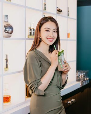 Tracy Chu Instagram - 我用咗 La Mer 好多年，好開心最近出席了 La Mer The Lifting Firming Serum 的活動，加深認識 La Mer 的極致工藝，由深海巨藻萃取的珍貴成份 Miracle Broth™️ 為肌膚帶來強大的活膚效能。還學習了針對6個臉龐微部位的按摩手法，每晚休息前用少少時間按摩，除了倍大精華的提升緊緻效果外，感覺皮膚及身體都可以得到更深層的休息。聽說使用7天後，便可以看見肌膚顯著年輕回彈，輪廓更立體，我也很期待幾天後再次來與大家分享！

@LaMerHKofficial #LaMerLiftingFirmingSerum #MiracleBroth #LaMerLift #LaMerHK