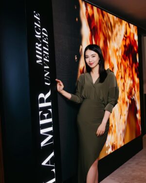 Tracy Chu Instagram - 我用咗 La Mer 好多年，好開心最近出席了 La Mer The Lifting Firming Serum 的活動，加深認識 La Mer 的極致工藝，由深海巨藻萃取的珍貴成份 Miracle Broth™️ 為肌膚帶來強大的活膚效能。還學習了針對6個臉龐微部位的按摩手法，每晚休息前用少少時間按摩，除了倍大精華的提升緊緻效果外，感覺皮膚及身體都可以得到更深層的休息。聽說使用7天後，便可以看見肌膚顯著年輕回彈，輪廓更立體，我也很期待幾天後再次來與大家分享！

@LaMerHKofficial #LaMerLiftingFirmingSerum #MiracleBroth #LaMerLift #LaMerHK