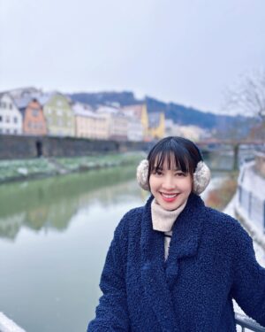 Tracy Chu Instagram - Snow is wonderful, when you are not the one shovelling it ❄️☃️