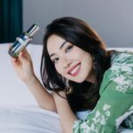 Tracy Chu Instagram – 上次在 LA MER 品牌活動中體驗到 全新 THE LIFTING FIRMING SERUM 提升緊緻精華，配方中加入了全新重整結構酵母，並結合 LA MER 核心成分 Miracle Broth™️ 活膚精華，促進膠原蛋白的製造和密度，有助於皮膚結構變得更強韌。精華質感輕盈絲滑，只需輕輕按壓，很快便被皮膚吸收，而且一點也不黏笠。日常工作繁忙與壓力，會影響身體休息之餘，同時亦會影響皮膚狀況，用了一個星期左右，面龐及眼部四周肌膚感覺緊致亮澤，猶如經過深層休息之後，重拾飽滿肌膚。

每晚休息前花一點時間按摩，好好幫助眼部四周、雙頰、下顎，法令紋、下巴等部位皮膚做運動，再利用溫暖的掌心將精華由下顎線輕輕向上塗抹，讓肌膚充分吸收後再好好休息迎接下一個工作天。

了解更多：https://bit.ly/467wUUN

@LaMerHKOfficial #LaMerLiftingFirmingSerum #MiracleBroth #LaMerLift #LaMerHK @carlyleandco