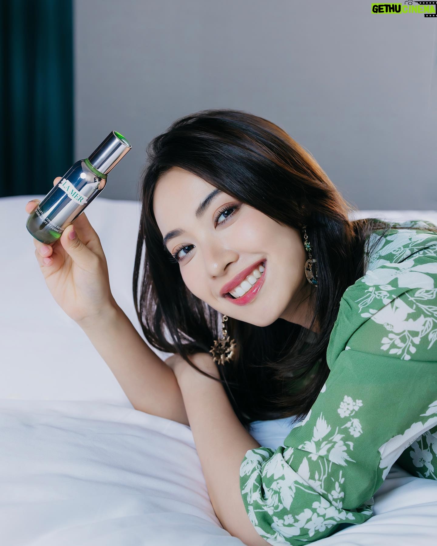 Tracy Chu Instagram - 上次在 LA MER 品牌活動中體驗到 全新 THE LIFTING FIRMING SERUM 提升緊緻精華,配方中加入了全新重整結構酵母,並結合 LA MER 核心成分 Miracle Broth™️ 活膚精華,促進膠原蛋白的製造和密度,有助於皮膚結構變得更強韌。精華質感輕盈絲滑,只需輕輕按壓,很快便被皮膚吸收,而且一點也不黏笠。日常工作繁忙與壓力,會影響身體休息之餘,同時亦會影響皮膚狀況,用了一個星期左右,面龐及眼部四周肌膚感覺緊致亮澤,猶如經過深層休息之後,重拾飽滿肌膚。 每晚休息前花一點時間按摩,好好幫助眼部四周、雙頰、下顎,法令紋、下巴等部位皮膚做運動,再利用溫暖的掌心將精華由下顎線輕輕向上塗抹,讓肌膚充分吸收後再好好休息迎接下一個工作天。 了解更多:https://bit.ly/467wUUN @LaMerHKOfficial #LaMerLiftingFirmingSerum #MiracleBroth #LaMerLift #LaMerHK @carlyleandco