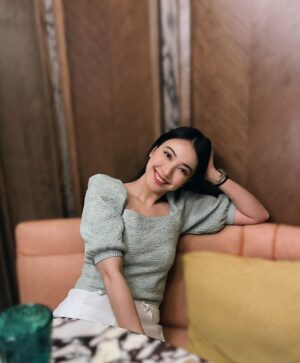 Tracy Chu Instagram - Posing for mom versus mom deciding the shot. 📸😋🍜 @voynich.hk