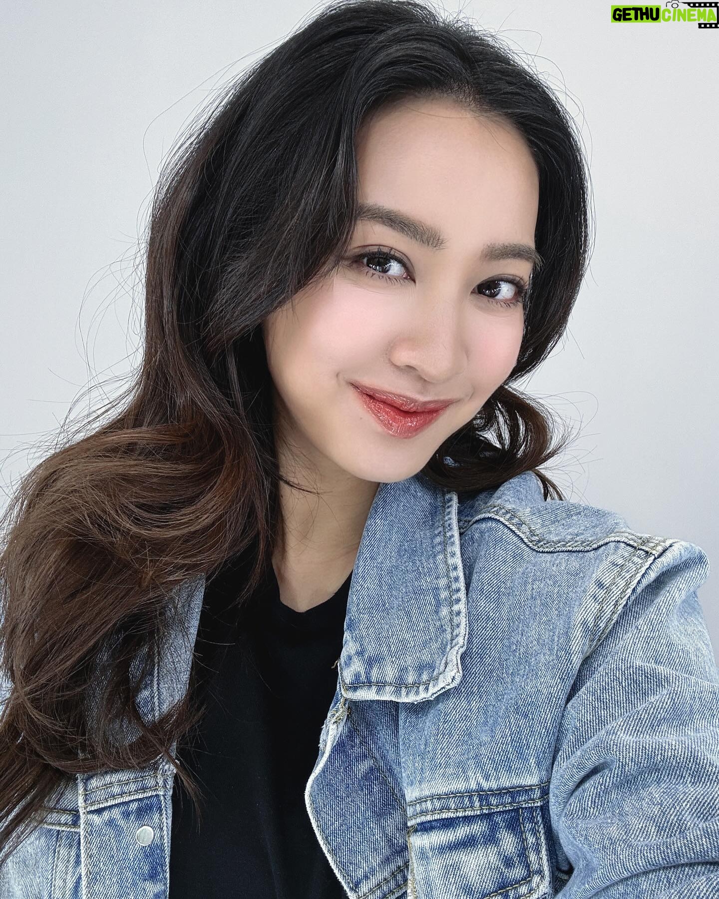 Tracy Chu Instagram - Post work mood ❤️🌻😁 If only I could wake up looking like this 😜