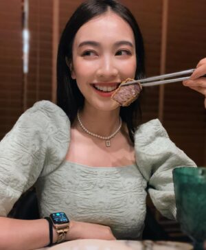 Tracy Chu Instagram - Posing for mom versus mom deciding the shot. 📸😋🍜 @voynich.hk