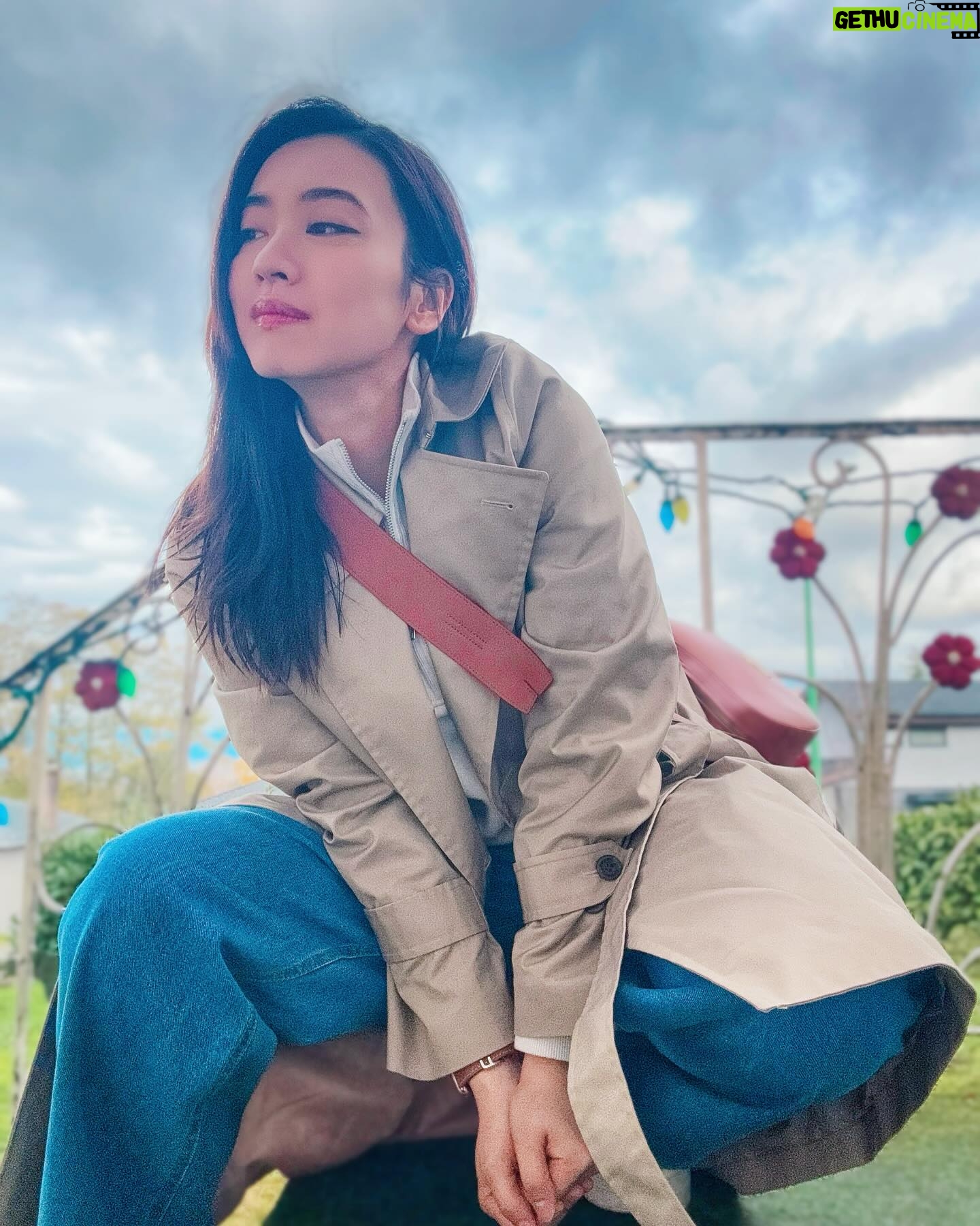 Tracy Chu Instagram - Some selfie shots in the front yard 🍁📸