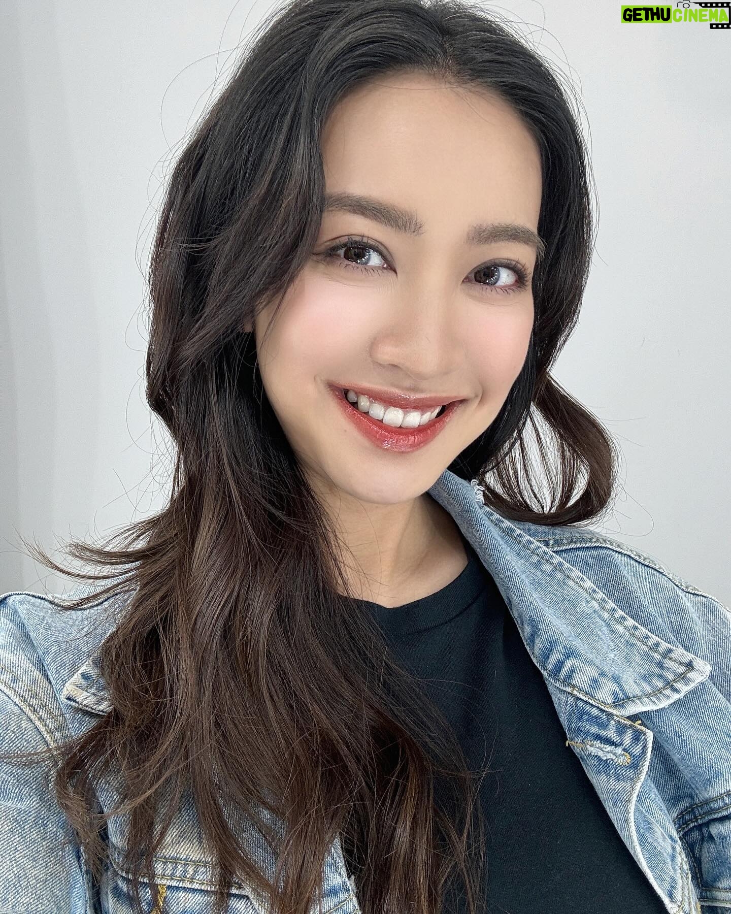 Tracy Chu Instagram - Post work mood ❤️🌻😁 If only I could wake up looking like this 😜
