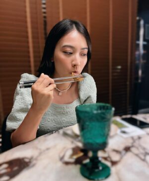 Tracy Chu Instagram - Posing for mom versus mom deciding the shot. 📸😋🍜 @voynich.hk