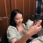 Tracy Chu Instagram – Posing for mom versus mom deciding the shot. 📸😋🍜 @voynich.hk