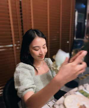 Tracy Chu Instagram - Posing for mom versus mom deciding the shot. 📸😋🍜 @voynich.hk