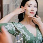 Tracy Chu Instagram – 上次在 LA MER 品牌活動中體驗到 全新 THE LIFTING FIRMING SERUM 提升緊緻精華,配方中加入了全新重整結構酵母,並結合 LA MER 核心成分 Miracle Broth™️ 活膚精華,促進膠原蛋白的製造和密度,有助於皮膚結構變得更強韌。精華質感輕盈絲滑,只需輕輕按壓,很快便被皮膚吸收,而且一點也不黏笠。日常工作繁忙與壓力,會影響身體休息之餘,同時亦會影響皮膚狀況,用了一個星期左右,面龐及眼部四周肌膚感覺緊致亮澤,猶如經過深層休息之後,重拾飽滿肌膚。
每晚休息前花一點時間按摩,好好幫助眼部四周、雙頰、下顎,法令紋、下巴等部位皮膚做運動,再利用溫暖的掌心將精華由下顎線輕輕向上塗抹,讓肌膚充分吸收後再好好休息迎接下一個工作天。
了解更多:https://bit.ly/467wUUN
@LaMerHKOfficial #LaMerLiftingFirmingSerum #MiracleBroth #LaMerLift #LaMerHK @carlyleandco