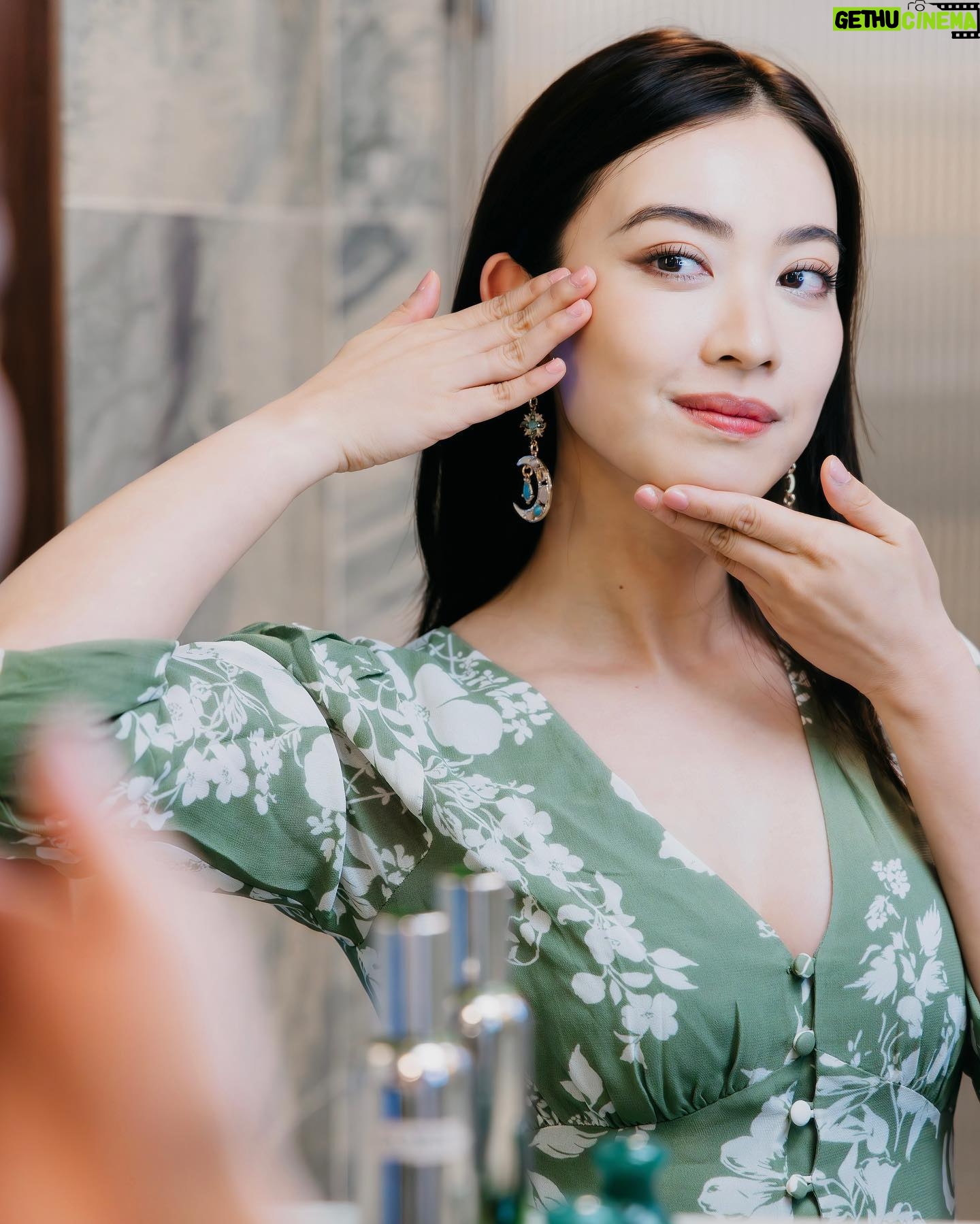 Tracy Chu Instagram - 上次在 LA MER 品牌活動中體驗到 全新 THE LIFTING FIRMING SERUM 提升緊緻精華,配方中加入了全新重整結構酵母,並結合 LA MER 核心成分 Miracle Broth™️ 活膚精華,促進膠原蛋白的製造和密度,有助於皮膚結構變得更強韌。精華質感輕盈絲滑,只需輕輕按壓,很快便被皮膚吸收,而且一點也不黏笠。日常工作繁忙與壓力,會影響身體休息之餘,同時亦會影響皮膚狀況,用了一個星期左右,面龐及眼部四周肌膚感覺緊致亮澤,猶如經過深層休息之後,重拾飽滿肌膚。 每晚休息前花一點時間按摩,好好幫助眼部四周、雙頰、下顎,法令紋、下巴等部位皮膚做運動,再利用溫暖的掌心將精華由下顎線輕輕向上塗抹,讓肌膚充分吸收後再好好休息迎接下一個工作天。 了解更多:https://bit.ly/467wUUN @LaMerHKOfficial #LaMerLiftingFirmingSerum #MiracleBroth #LaMerLift #LaMerHK @carlyleandco