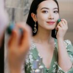 Tracy Chu Instagram – 上次在 LA MER 品牌活動中體驗到 全新 THE LIFTING FIRMING SERUM 提升緊緻精華，配方中加入了全新重整結構酵母，並結合 LA MER 核心成分 Miracle Broth™️ 活膚精華，促進膠原蛋白的製造和密度，有助於皮膚結構變得更強韌。精華質感輕盈絲滑，只需輕輕按壓，很快便被皮膚吸收，而且一點也不黏笠。日常工作繁忙與壓力，會影響身體休息之餘，同時亦會影響皮膚狀況，用了一個星期左右，面龐及眼部四周肌膚感覺緊致亮澤，猶如經過深層休息之後，重拾飽滿肌膚。

每晚休息前花一點時間按摩，好好幫助眼部四周、雙頰、下顎，法令紋、下巴等部位皮膚做運動，再利用溫暖的掌心將精華由下顎線輕輕向上塗抹，讓肌膚充分吸收後再好好休息迎接下一個工作天。

了解更多：https://bit.ly/467wUUN

@LaMerHKOfficial #LaMerLiftingFirmingSerum #MiracleBroth #LaMerLift #LaMerHK @carlyleandco