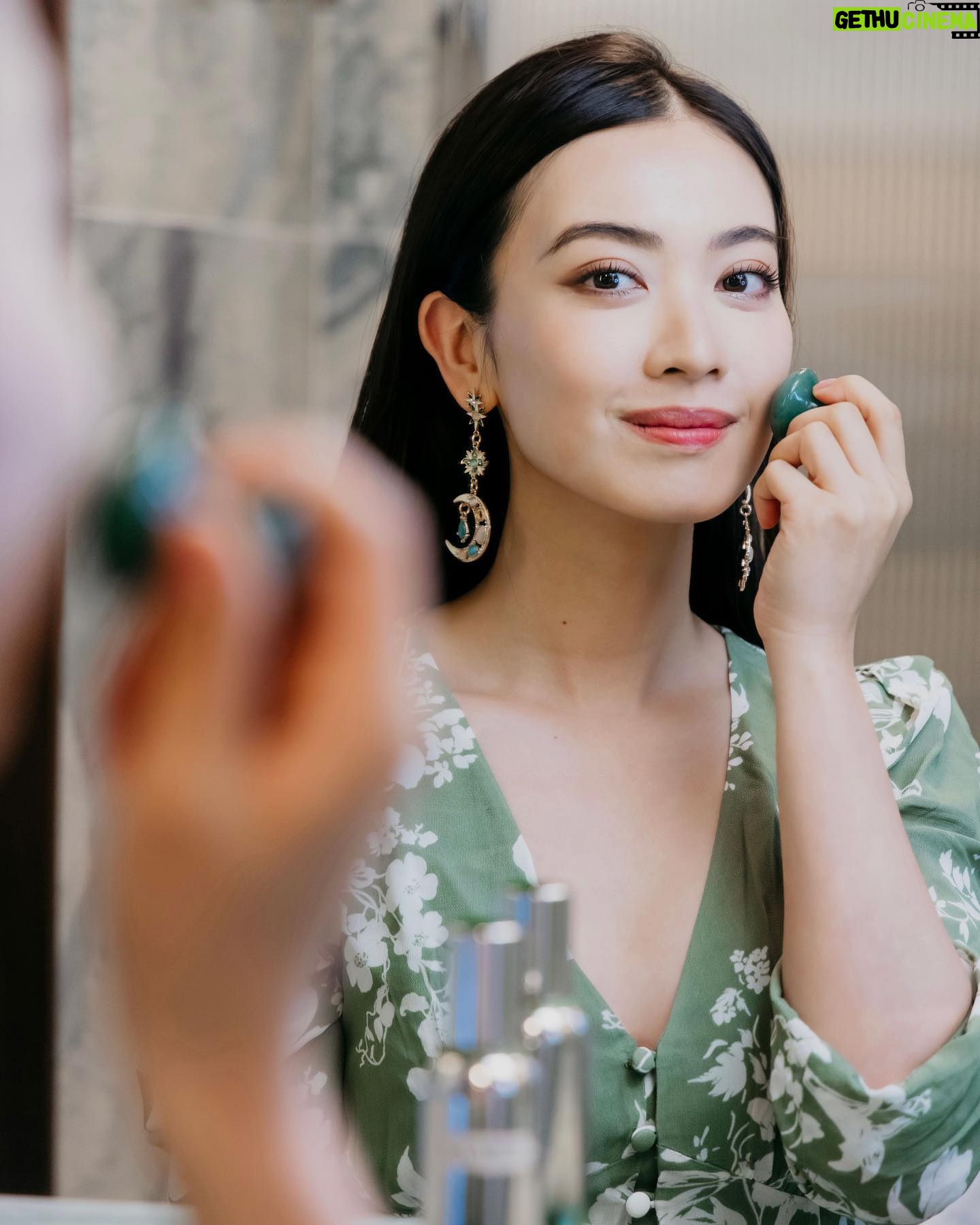 Tracy Chu Instagram - 上次在 LA MER 品牌活動中體驗到 全新 THE LIFTING FIRMING SERUM 提升緊緻精華,配方中加入了全新重整結構酵母,並結合 LA MER 核心成分 Miracle Broth™️ 活膚精華,促進膠原蛋白的製造和密度,有助於皮膚結構變得更強韌。精華質感輕盈絲滑,只需輕輕按壓,很快便被皮膚吸收,而且一點也不黏笠。日常工作繁忙與壓力,會影響身體休息之餘,同時亦會影響皮膚狀況,用了一個星期左右,面龐及眼部四周肌膚感覺緊致亮澤,猶如經過深層休息之後,重拾飽滿肌膚。 每晚休息前花一點時間按摩,好好幫助眼部四周、雙頰、下顎,法令紋、下巴等部位皮膚做運動,再利用溫暖的掌心將精華由下顎線輕輕向上塗抹,讓肌膚充分吸收後再好好休息迎接下一個工作天。 了解更多:https://bit.ly/467wUUN @LaMerHKOfficial #LaMerLiftingFirmingSerum #MiracleBroth #LaMerLift #LaMerHK @carlyleandco