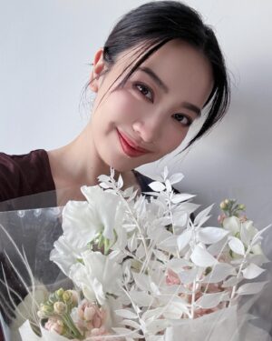 Tracy Chu Instagram - Brought home flowers from work 💐Happy weekend ☀️