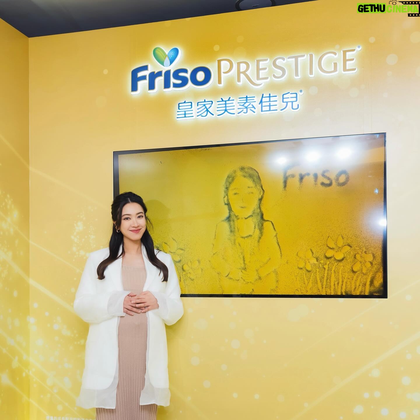 Tracy Chu Instagram - 好開心有幸參與【荷蘭皇家美素佳兒®️ x 米芝蓮星廚天然珍稀盛宴 】,有米芝蓮星廚炮製嘅星級菜餚,每一道菜都係以荷蘭皇家美素佳兒®️入饌,當中有天然第一層乳脂精華,又有營養又好味。原來一罐優質奶粉,係需要比到媽媽「望、聞、品、沖」極緻高端體驗🥰! ⭐️「望」:粉質細膩,就好似沙畫嘅幼細同流動 ⭐️「聞」:牛奶有純正奶香 ⭐️「品」:牛奶無添加蔗糖及雲呢拿香料,味道天然,容易入口 ⭐️「沖」:親身體驗同見證奶粉入水即溶,唔會有結塊問題 見到在場嘅各位媽媽同 #小小品奶師 玩得咁開心,食得咁滋味,健康活潑,我都覺得好窩心,好希望我肚入面嘅小朋友之後都可以一樣❤️ Thanks for having me @friso_hk #米芝蓮 #星級奶粉 #皇家美素佳兒