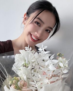 Tracy Chu Instagram - Brought home flowers from work 💐Happy weekend ☀️