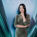 Tracy Chu Instagram – 我用咗 La Mer 好多年,好開心最近出席了 La Mer The Lifting Firming Serum 的活動,加深認識 La Mer 的極致工藝,由深海巨藻萃取的珍貴成份 Miracle Broth™️ 為肌膚帶來強大的活膚效能。還學習了針對6個臉龐微部位的按摩手法,每晚休息前用少少時間按摩,除了倍大精華的提升緊緻效果外,感覺皮膚及身體都可以得到更深層的休息。聽說使用7天後,便可以看見肌膚顯著年輕回彈,輪廓更立體,我也很期待幾天後再次來與大家分享!
@LaMerHKofficial #LaMerLiftingFirmingSerum #MiracleBroth #LaMerLift #LaMerHK