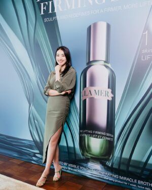 Tracy Chu Instagram - 我用咗 La Mer 好多年，好開心最近出席了 La Mer The Lifting Firming Serum 的活動，加深認識 La Mer 的極致工藝，由深海巨藻萃取的珍貴成份 Miracle Broth™️ 為肌膚帶來強大的活膚效能。還學習了針對6個臉龐微部位的按摩手法，每晚休息前用少少時間按摩，除了倍大精華的提升緊緻效果外，感覺皮膚及身體都可以得到更深層的休息。聽說使用7天後，便可以看見肌膚顯著年輕回彈，輪廓更立體，我也很期待幾天後再次來與大家分享！

@LaMerHKofficial #LaMerLiftingFirmingSerum #MiracleBroth #LaMerLift #LaMerHK