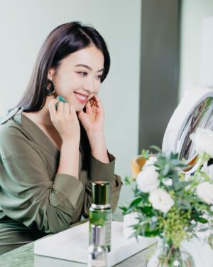 Tracy Chu Instagram - 我用咗 La Mer 好多年，好開心最近出席了 La Mer The Lifting Firming Serum 的活動，加深認識 La Mer 的極致工藝，由深海巨藻萃取的珍貴成份 Miracle Broth™️ 為肌膚帶來強大的活膚效能。還學習了針對6個臉龐微部位的按摩手法，每晚休息前用少少時間按摩，除了倍大精華的提升緊緻效果外，感覺皮膚及身體都可以得到更深層的休息。聽說使用7天後，便可以看見肌膚顯著年輕回彈，輪廓更立體，我也很期待幾天後再次來與大家分享！

@LaMerHKofficial #LaMerLiftingFirmingSerum #MiracleBroth #LaMerLift #LaMerHK