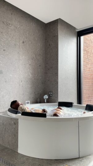 Tressia Bertin Instagram - ✨CONCOURS À NE PAS MANQUER ! ✨

Vous rêvez de passer une nuit inoubliable a @agoratournai_wellness_suites ? Nous avons une surprise pour vous ! 
En partenariat avec @agoratournai_wellness_suites , nous offrons à l’un(e) de nos fidèles abonné(e)s la chance de remporter une nuit de rêve : 1 nuit avec petit-déjeuner pour 2 personnes dans l’une des suites. 

Pour participer, voici ce que vous devez faire :
1. Suivez nos comptes @tressiab et @agoratournai_wellness_suites 
2. Aimez ce réel. 
3. Tagguez la personne avec qui vous aimeriez partager ce séjour en commentaire.

Et pour augmenter vos chances :
- Partagez ce réel en story en nous mentionnant !

Le concours se termine le 06/03/2024, alors ne tardez pas ! Bonne chance à tous ! 🍀

#Concours #Agora  #SéjourDeRêve #Gagner #InstaConcours #Vacances  #suitedeluxe #tournai #belgique  #PartagezEtGagnez #BonneChance #wellness