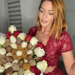 Tressia Bertin Instagram - ❤️ Mon Incroyable bouquet de fleurs et fraises en chocolat by @mk_luxebox_flowerssweets_ je trouve l’idée hyper originale 🤩 Vous aimez ? Je veux un max de 🍓 en commentaires !!! #flowers #bouquetdefleurs #bouquetchocolate #valenciennes #strawberry #chocolatecoveredstrawberries #fraise #sweet #giftbouquet #fruitbouquet