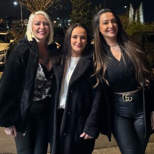 Tressia Bertin Instagram - Petit message de remerciement à ma clientèle et à mes collègues Mélany et Tressia ⬇️ pour lire la suite ⬇️

Merci à ma clientèle ! Vos sourires, vos encouragements et votre confiance ont été la pierre angulaire de notre succès.
Que cette nouvelle année soit porteuse de bonheur, de prospérité et de moments mémorables pour vous et vos proches.

En cette période de réflexion, je souhaite également exprimer ma reconnaissance envers ma collègue melany. Son dévouement, son professionnalisme et sa collaboration ont été inestimables. le début d’une aventure que je sais fructueuse et enrichissante. Notre complicité, à la fois amicale et professionnelle, est une force qui nous propulsera vers de
nouveaux sommets

Je tiens également à remercier chaleureusement Tressia pour toute l’énergie positive qu’elle insuffle à l’Onglerie. Sa présence rayonnante et son écoute attentive ont été une source de joie et d’inspiration. Notre trio forme une équipe solide, et je suis convaincu que ce n’est que le commencement d’une merveilleuse aventure ensemble.

Que cette nouvelle année soit le point de départ d’une collaboration toujours plus fructueuse et épanouissante.

Ensemble, nous irons loin.

Sarah pose entre filles