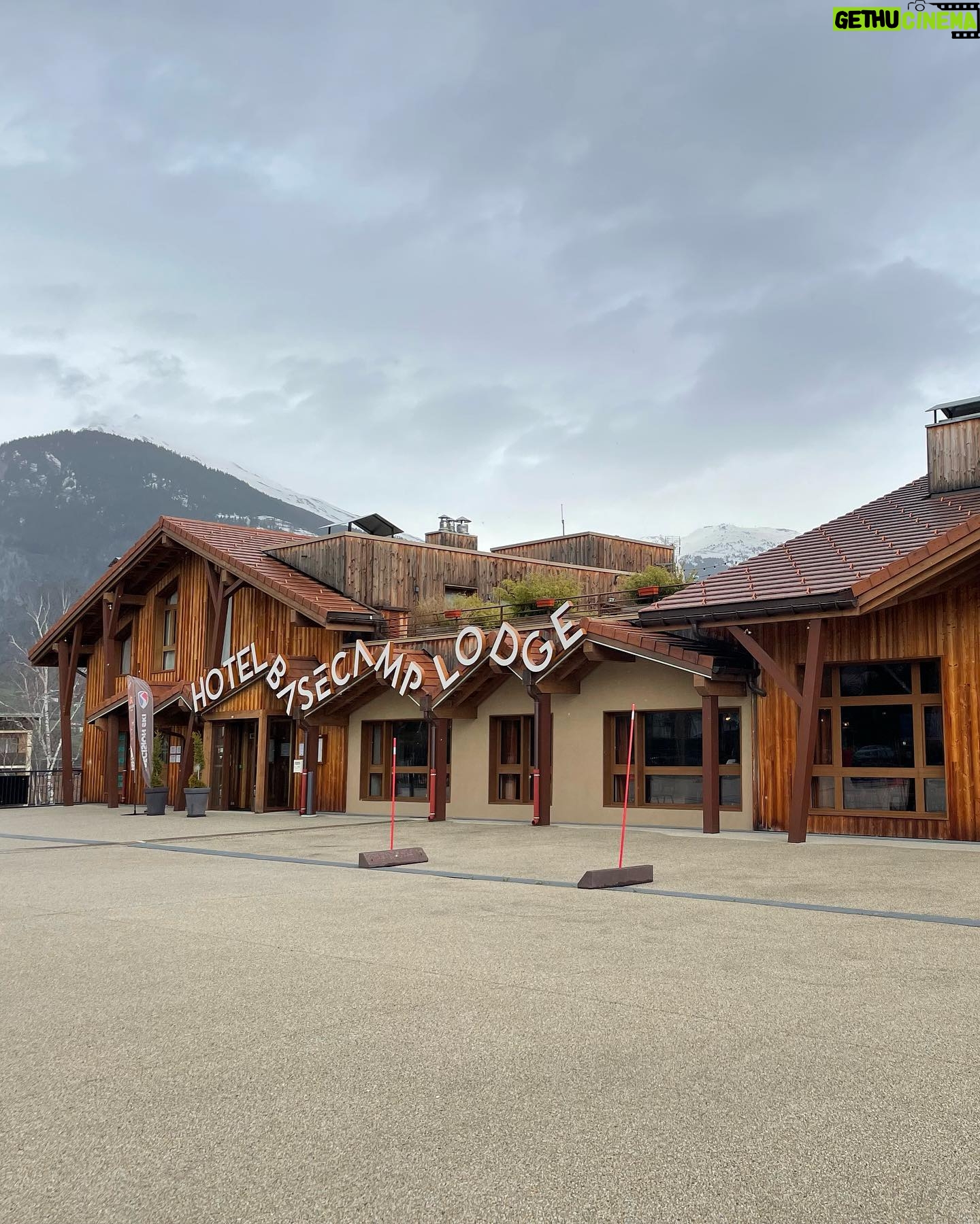 Tressia Bertin Instagram - Chill zone du @bclhotels où nous séjournons pendant 1 semaine à Bourg St Maurice Les chambres de l'hôtel Base Camp Lodge s’adaptent à tous les besoins : chambres à partager, chambres à la décoration « camp spirit » ou chambre familiale à l’esprit aventure ! Un concept innovant d’hôtel chaleureux, en immersion avec la nature, pour une expérience totalement inédite. 🔥 #hotel #bourgsaintmaurice #basecamplodge #lesarcs #holidays