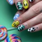 Tressia Bertin Instagram - Vous validez ma nouvelle pose ? 💅🏼💜 Dites moi en commentaire 👍 ou 👎 #nails #nailart #ongles #smiley #nailsinspiration #nailsofinstagram #nailsdesign #ezellanail #lille