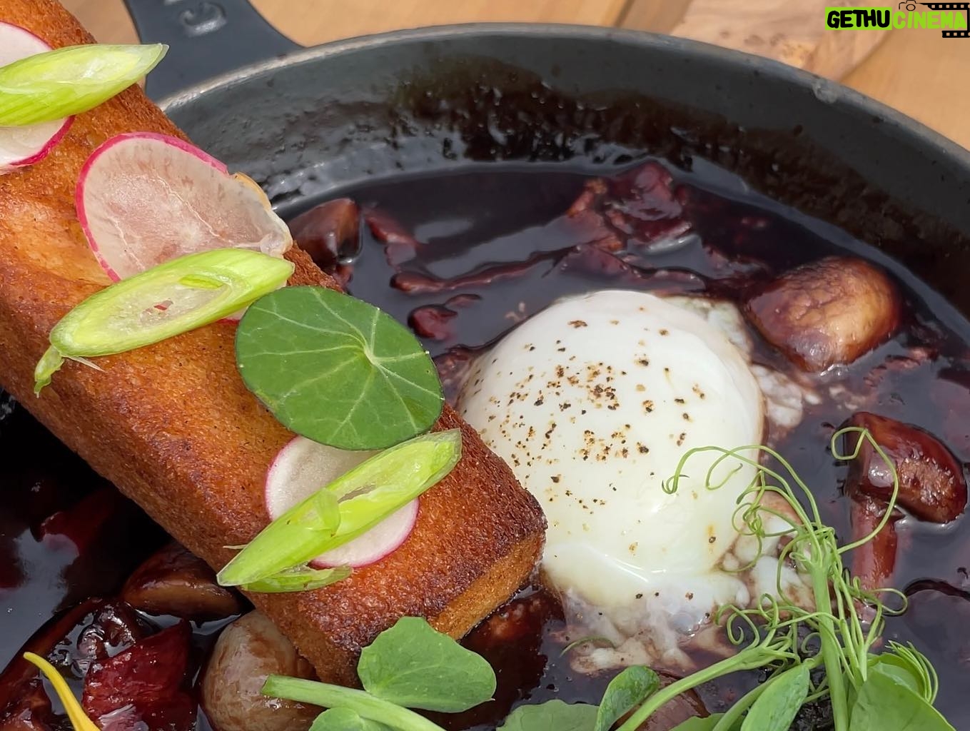 Tressia Bertin Instagram - La table de l’Arpette ✨ Nous avons prit le déjeuner dans ce restaurant chic et branché, super repas avec une équipe de folie ! 😋L’ambiance est au rendez-vous 🔥🤩 @larpettelesarcs @lesarcs #latabledelarpette #larpette #restaurant #montblanc #restaurantdaltitude #paradiski #lesarcs1800