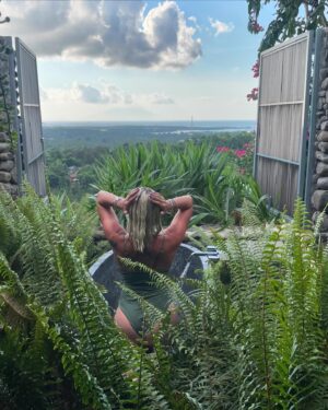 Tressia Bertin Instagram - Bali vibes et moments magiques ✨🌺 🤍🧜🏽‍♀️🦋

#BaliLife #ExploreBali #IslandParadise #BaliAdventures #BalineseCulture #TropicalGetaway #travel #sumberkimahill #villabali