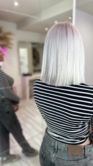 Tressia Bertin Instagram - La jolie @tressiab est revenue faire ses cheveux au salon 🫶🏻

Sur Tressia nous avons réalisé une décoloration totale avec patine pour obtenir ce blond polaire lumineux qui lui va si bien ✨

#blondpolaire #blondbalayage #decoloration #coiffeurlille #decolorationblonde #blondelife