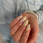Tressia Bertin Instagram - Sous le charme de ces ongles effet aurore boréale ✨. Si vous êtes aussi fascinés, laissez une étoile dans les commentaires et partagez votre couleur préférée pour votre prochaine manucure cosmique ! et vous les filles avez-vous déjà fait des effets sur vos ongles ?