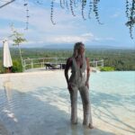 Tressia Bertin Instagram – Bali vibes et moments magiques ✨🌺 🤍🧜🏽‍♀️🦋

#BaliLife #ExploreBali #IslandParadise #BaliAdventures #BalineseCulture #TropicalGetaway #travel #sumberkimahill #villabali