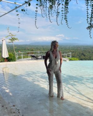Tressia Bertin Instagram - Bali vibes et moments magiques ✨🌺 🤍🧜🏽‍♀️🦋

#BaliLife #ExploreBali #IslandParadise #BaliAdventures #BalineseCulture #TropicalGetaway #travel #sumberkimahill #villabali