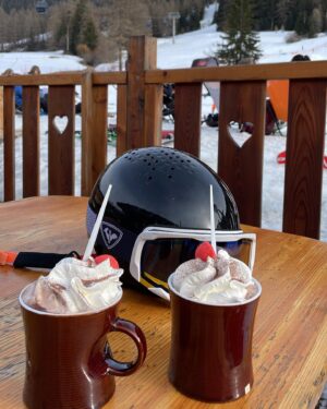 Tressia Bertin Instagram - Ski day 🏔❄️✨

Il y a des skieurs par ici ?? ⛷
#valcenis #ski #holiday #france #winter @saintcharleshotelspa #sunnyday #sportdhiver