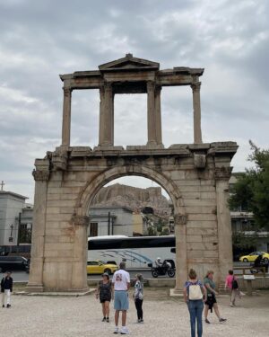 Tressia Bertin Instagram - 📍Temple de Zeus ⚡️ 

#acropolis #athenes #grece #plaka #travel #visitathens #temple #zeus #templeofzeus #greece #travelgram #summer #europe #visitgreece #ancientgreece #olympieion