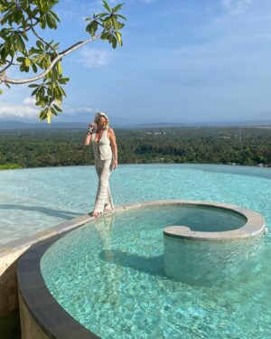 Tressia Bertin Instagram - 🪐🌴🇮🇩🌺💫

#BaliLife #ExploreBali #IslandParadise #BaliAdventures #BalineseCulture #TropicalGetaway #travel #sumberkimahill