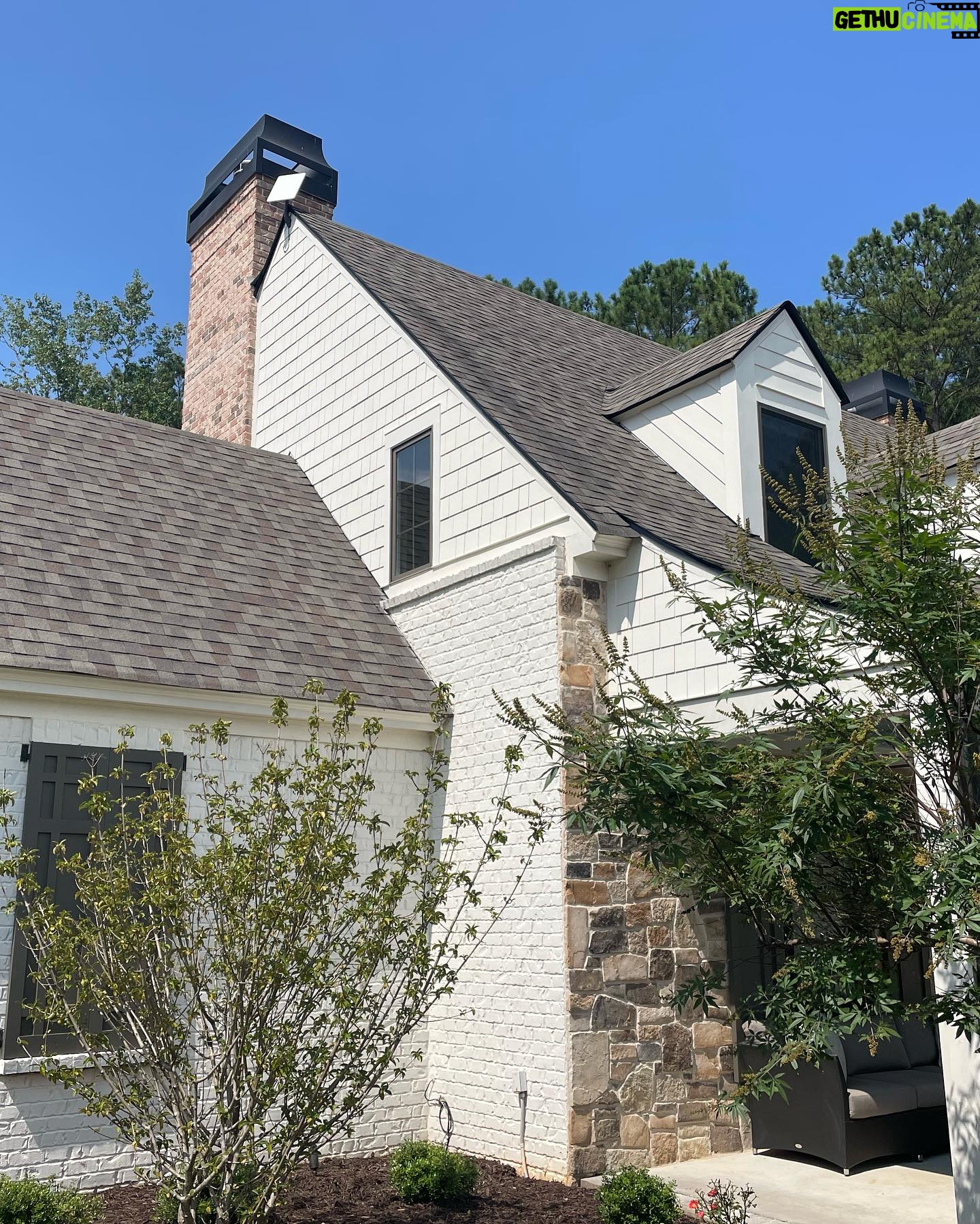 Tricia Helfer Instagram - It wasn’t an easy install but the @starlink_satellites got put up this weekend. Don’t have the full service in the area yet but even so it’s better than the current alternative. #CountryLivingProblems